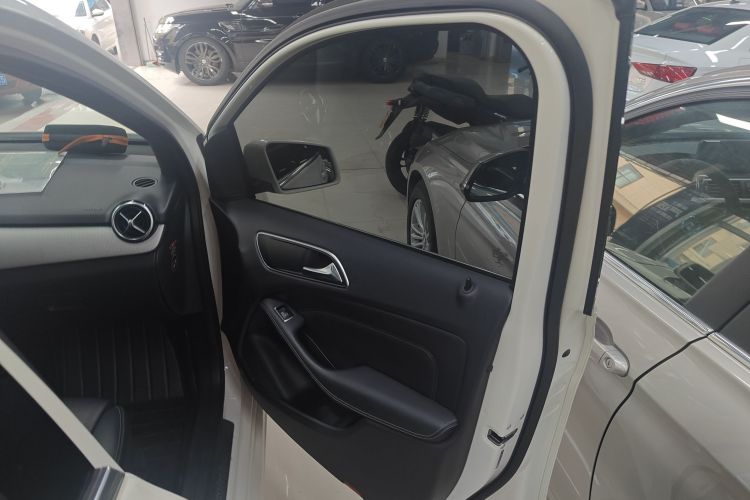 奔驰B级 2019款 B 200 动感型中控内饰42