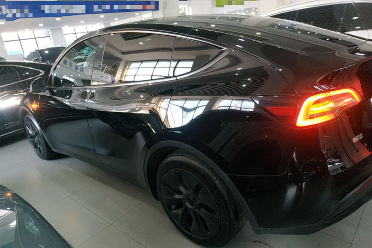 特斯拉 Model Y 2023款 后轮驱动版车身外观4