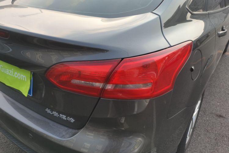 福特 福克斯 2015款 三厢 1.6L 自动风尚型车身外观9