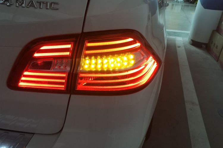 奔驰M级 2014款 ML 400 4MATIC动感型车身外观9