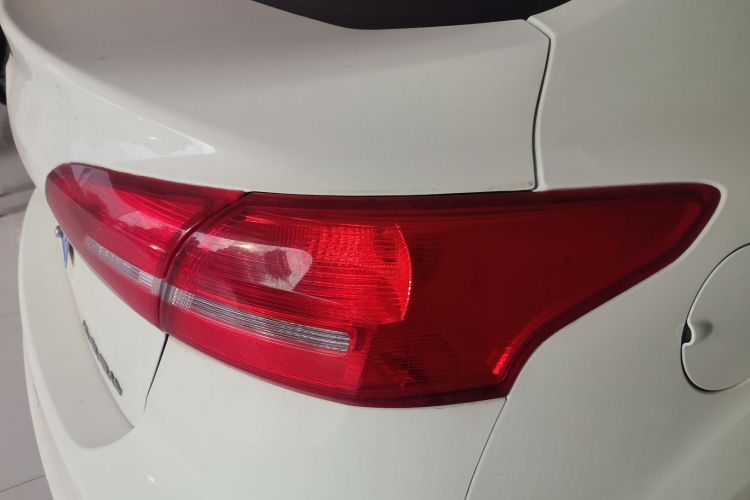 福特 福克斯 2017款 三厢 1.6L 自动风尚型智行版车身外观9