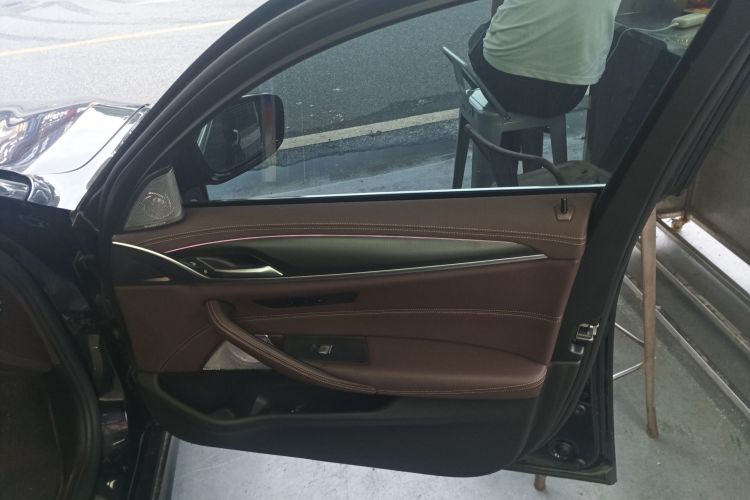 宝马5系新能源 2022款 改款二 535Le 先锋版M运动套装中控内饰7005