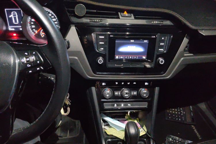 大众 2016款 途安L 280TSI DSG舒雅版中控内饰16