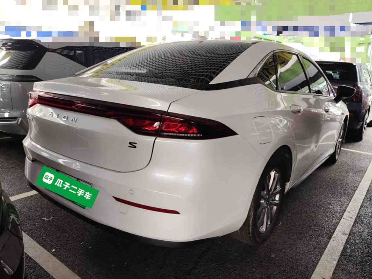 车辆右后45度外观展示