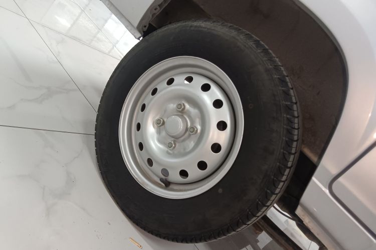 五菱汽车 五菱之光 2023款 1.5L 实用型封窗版 2座车身外观6008