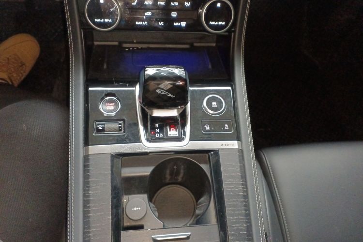 捷豹XFL 2021款 XFL 2.0T P250 四驱曜黑运动版中控内饰18