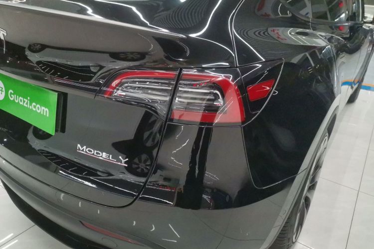 特斯拉 Model Y 2022款 Performance高性能全轮驱动版车身外观9