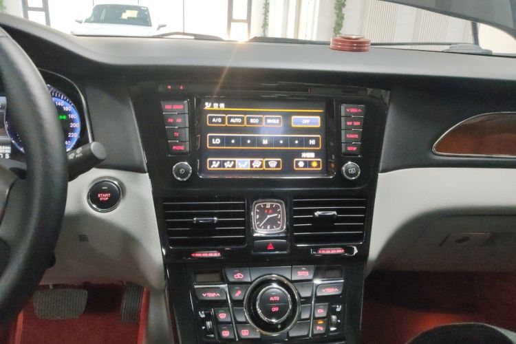 红旗H7 2015款 3.0L 豪华型中控内饰16