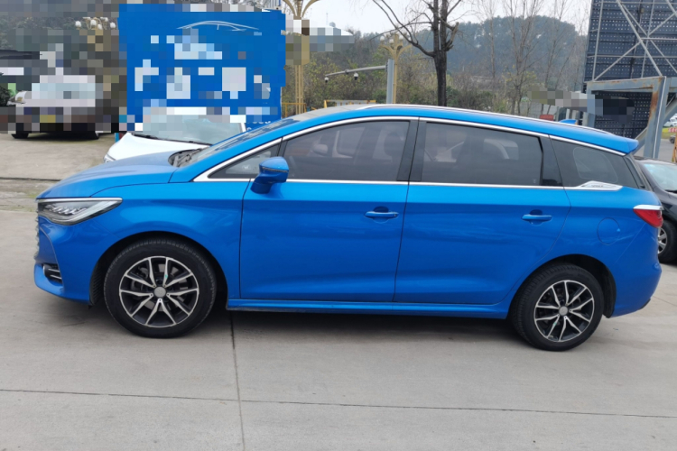 比亚迪 宋MAX 2017款 1.5T 自动智联尊贵型 7座车身外观4