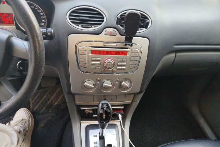 福特 福克斯 2013款 两厢经典 1.8L 自动基本型中控内饰16