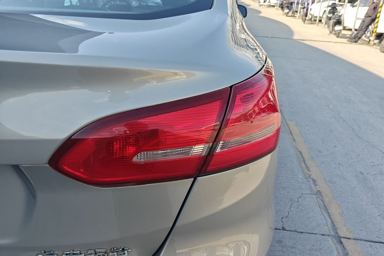 福特 福克斯 2018款 三厢经典 1.6L 自动舒适型智行版车身外观9