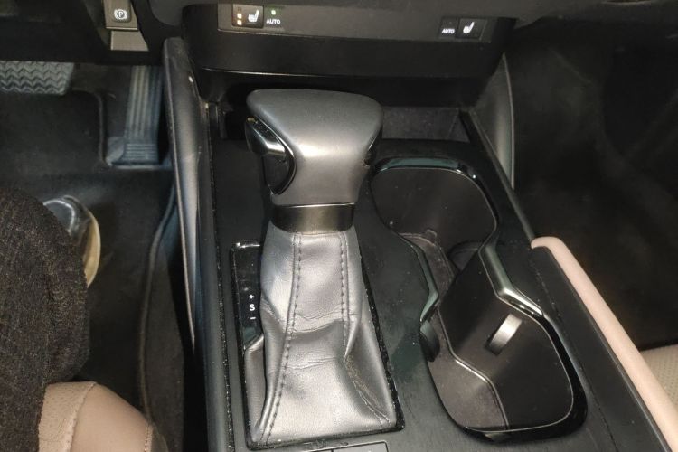 雷克萨斯ES 2022款 300h 卓越版中控内饰18