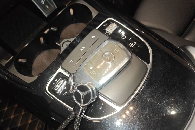 奔驰EQC 2022款 改款 EQC 350 4MATIC中控内饰7001