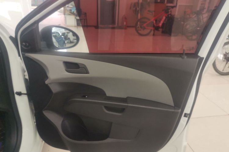 雪佛兰 爱唯欧 2014款 三厢 1.4SL MT 舒适版中控内饰42