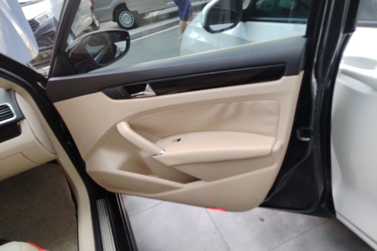 大众 帕萨特 2013款 1.8TSI DSG尊荣版中控内饰7005