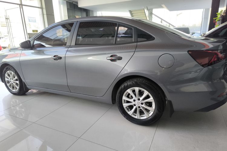 荣威i5 2023款 1.5L 手动舒享版车身外观4