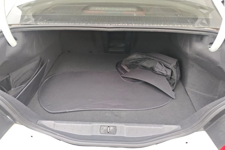 标致508 2013款 2.0L 两周年纪念 自动智享版机舱底盘23