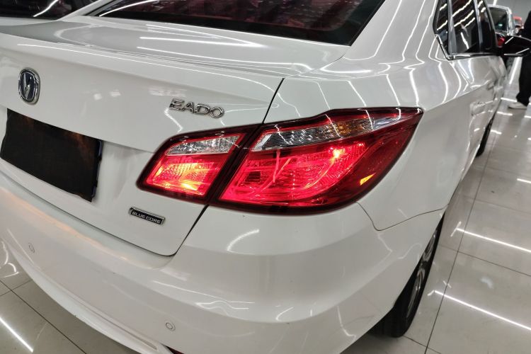 长安 逸动 2015款 1.6L 自动豪华型车身外观9