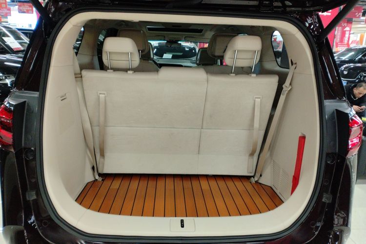 别克GL8 2020款 Avenir艾维亚 七座亲礼版机舱底盘23