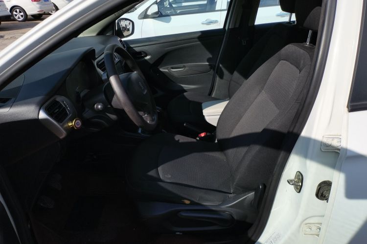 标致301 2016款 1.6L 手动舒适版中控内饰19