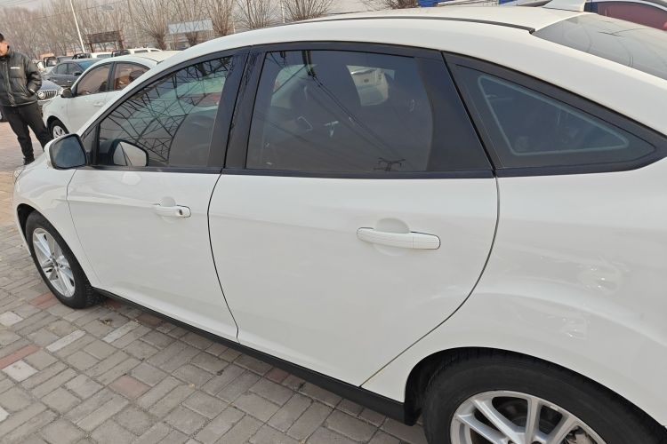 福特 福克斯 2018款 三厢经典 1.6L 自动风尚型智行版车身外观4