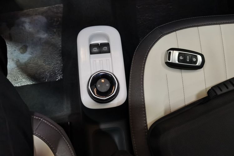 吉利银河 2025款 210km 熊猫卡丁中控内饰18