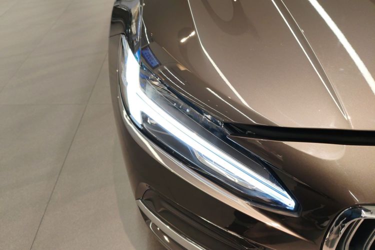 沃尔沃S90 2023款 B5 智逸豪华版车身外观8