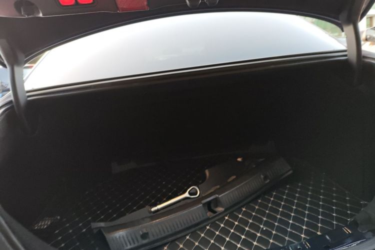 奔驰E级 2020款 改款 E 300 L 运动时尚型机舱底盘23