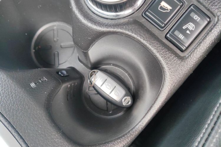 日产 奇骏 2014款 2.5L CVT领先版 4WD中控内饰7001