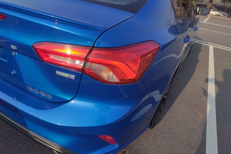 福特 福克斯 2020款 三厢 EcoBoost 180 自动ST Line车身外观9