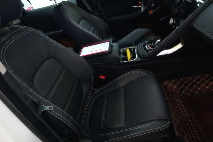 捷豹E-PACE 2024款 耀黑运动版 R-DYNAMIC SE BLACK中控内饰41