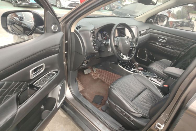 三菱 欧蓝德 2020款 2.4L 四驱致享版 5座中控内饰20