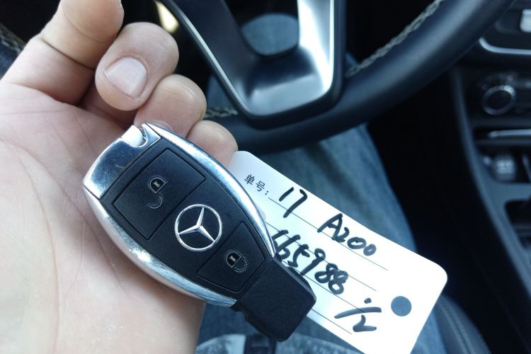 奔驰A级(进口) 2017款 改款 A 200 时尚型中控内饰7001