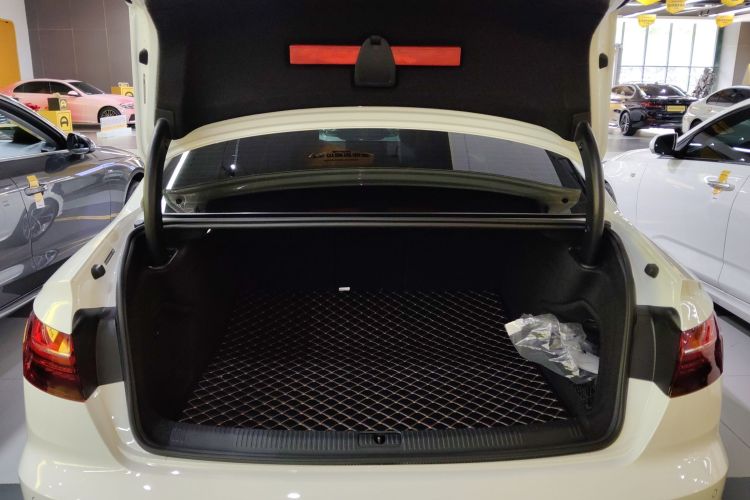 奥迪A4L 2022款 40 TFSI 时尚动感型机舱底盘23