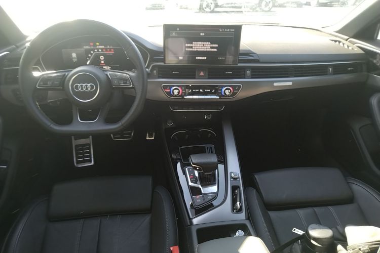 奥迪A4L 2024款 40 TFSI quattro RS套件燃速型中控内饰12