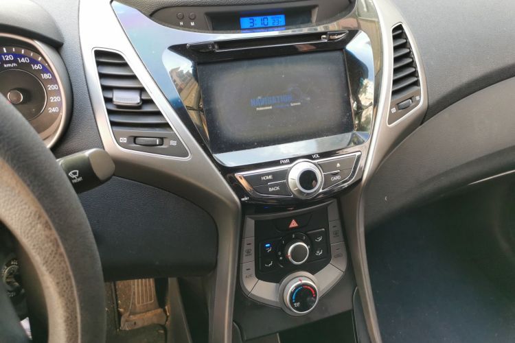 现代 朗动 2015款 1.6L 自动时尚型中控内饰16