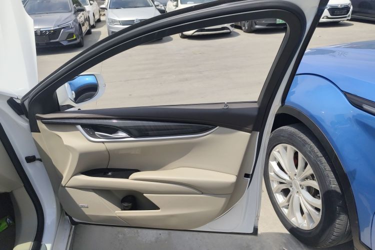 凯迪拉克XTS 2014款 28T 铂金版中控内饰7005