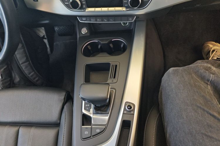 奥迪A4L 2022款 40 TFSI 豪华动感型中控内饰18