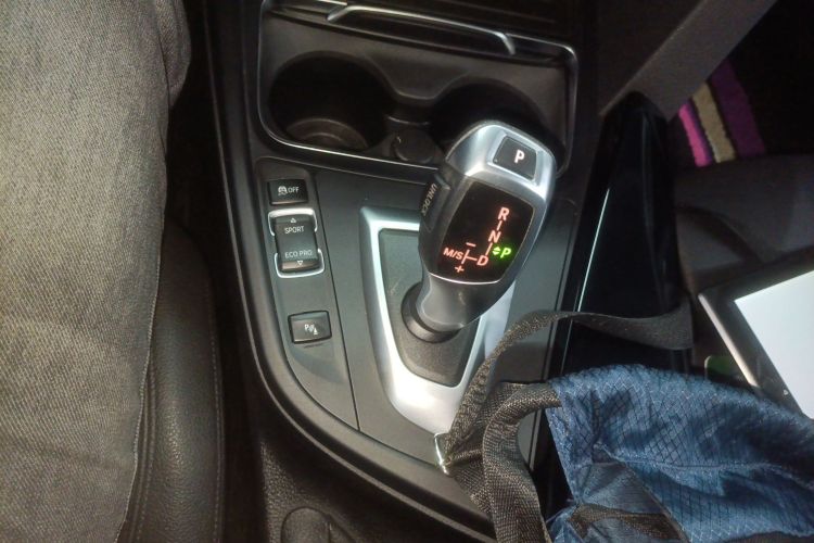 宝马3系GT 2019款 320i 时尚型中控内饰18