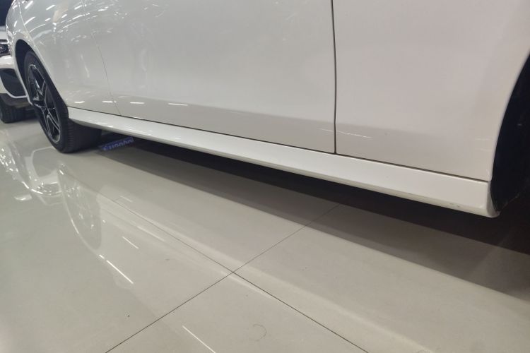 奔驰E级(进口) 2021款 改款 E 260 豪华型运动版局部细节9001