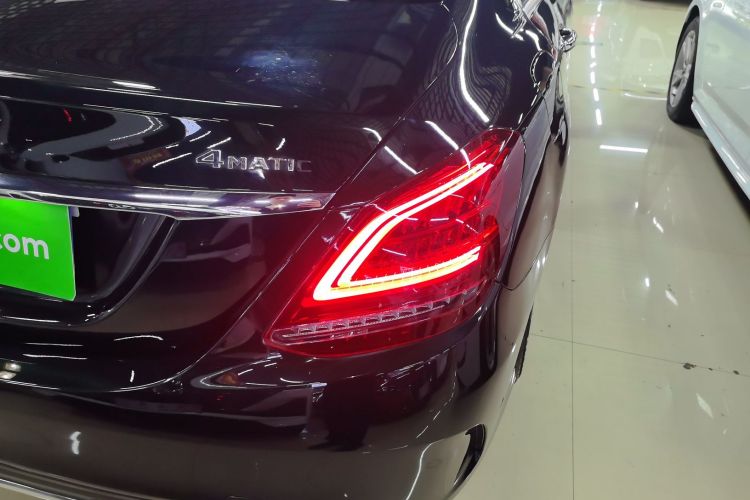 奔驰C级 2020款 改款 C 260 L 运动版车身外观9