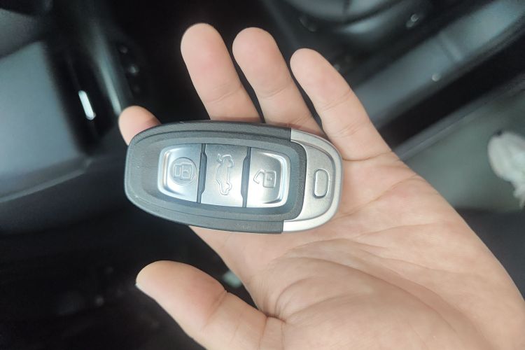 红旗E-QM5 2022款 431km 充电乐享版中控内饰7001