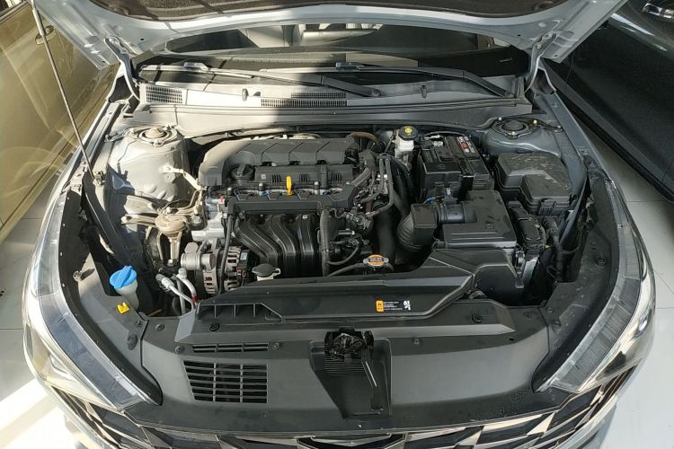 现代 伊兰特 2021款 1.5L CVT LUX尊贵版机舱底盘24