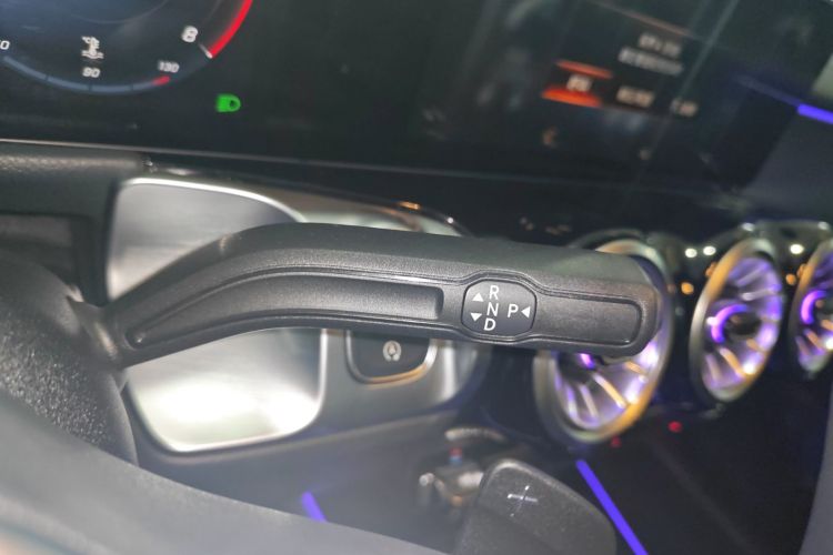 奔驰GLB 2023款 GLB 220 动感型中控内饰18