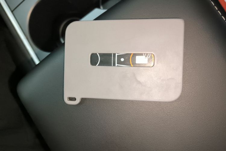 特斯拉 Model Y 2022款 改款 长续航全轮驱动版中控内饰11