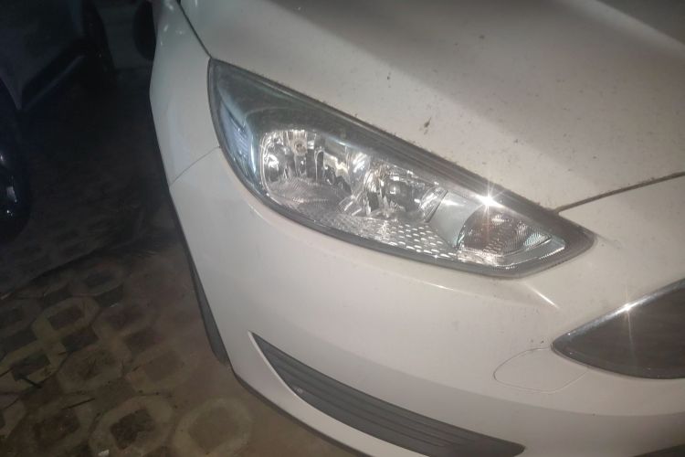 福特 福克斯 2018款 两厢经典 1.6L 自动舒适型智行版车身外观8