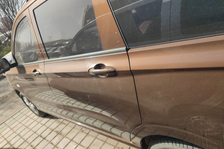 五菱汽车 五菱宏光 2021款 1.5L改款 S标准型 电动助力LAR车身外观4