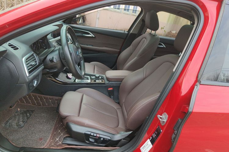 宝马1系 2020款 120i M运动套装中控内饰19