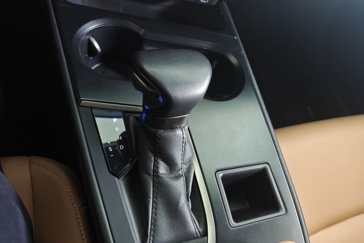 雷克萨斯UX 2022款 260h 探·趣版局部细节18