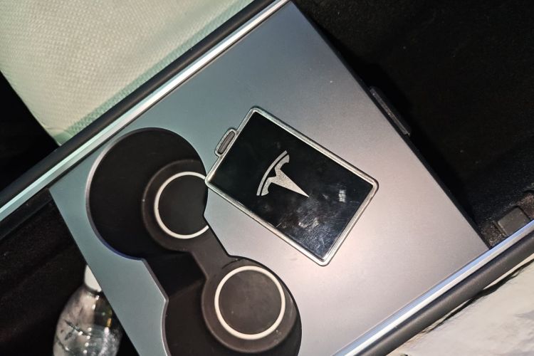 特斯拉 Model Y 2021款 长续航全轮驱动版中控内饰11